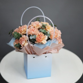 Стильная композиция в сумочке из диантусов и эвкалипта в Зарайске