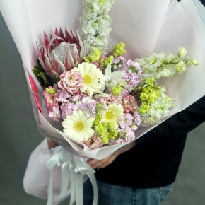 Букет "Минор" из протеи, ароматных маттиол, эустом, гербер и дельфиниума в Зарайске