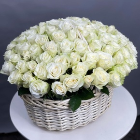 101 белая роза в корзине (40 см) в Зарайске