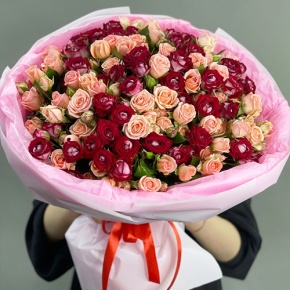 Букет "Рубиновый гранит" из 35 кустовых роз микс (50 см) в Зарайске