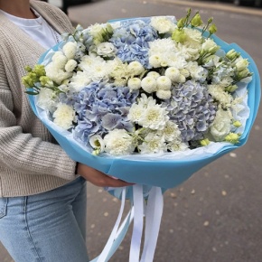 Букет "Голубые облака" из хризантемы, диантусов, Голландской гортензии, дельфиниума и эустомы в Зарайске