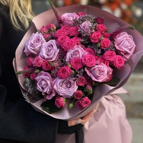 Букет "Малиновый вечер" из кустовых малиновых роз, вероники, лимониума и роз Меритим в Зарайске