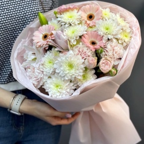 Букет "Дружба" из хризантемы, пионовидной лилии, гербер, диантусов и кустовых роз в Зарайске