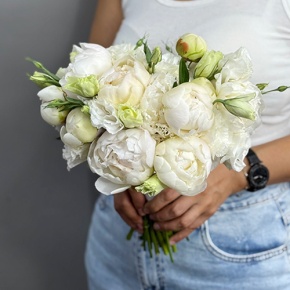 Свадебный букет из эустом и пионов в Зарайске