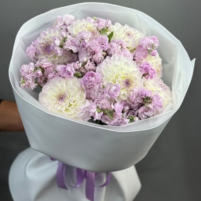 Букет "Чарующий" из георгин и ароматных маттиол в Зарайске