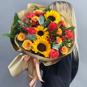 Букет "Ричи" из подсолнухов, альстромерий, гиперикума, роз, скиммии и диантусов в Зарайске
