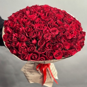 Букет 101 красная роза Кения в крафте (50 см) в Зарайске