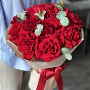 Букет "Красная пантера" из 13 роз Эквадор и эвкалипта в Зарайске