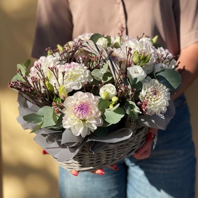 Композиция в корзине "Сюзи" из георгин, эустом и капса в Зарайске