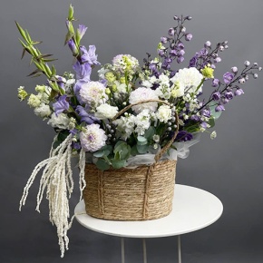 Композиция в сумке "Вдохновение" из дельфиниума, георгин, маттиол, гладиолусов и эустом  в Зарайске