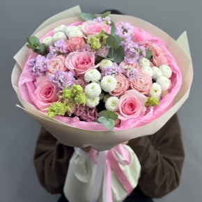 Букет "Влюбленный" из хризантем Ньютон, ароматных маттиол, эустом и пионовидных роз в Зарайске