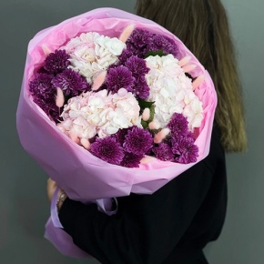 Букет "Фиалка" из гортензий и хризантем в Зарайске