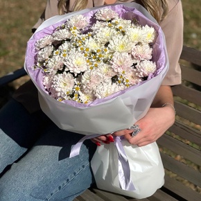 Букет "Нежный взгляд" из кустовых хризантем и ромашек в Зарайске
