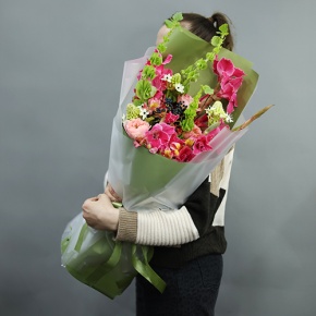 Букет "Карнавал" из гладиолусов, орнитогалума, альстромерий, пионовидных роз, вибирнума и молюцеллы в Зарайске