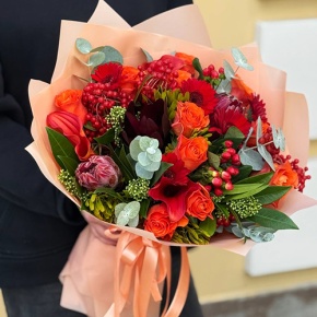 Букет "Красный закат" из калл, роз, калины, скиммии, гиперикума, сафари, гербер и капса в Зарайске