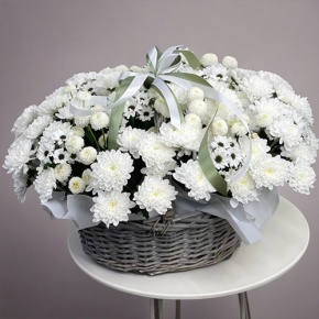 Композиция в корзине "Снежная лавина" из хризантем в Зарайске