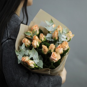 Букет "Абрикос" из 17 роз кения с эвкалиптом (40 см) в Зарайске