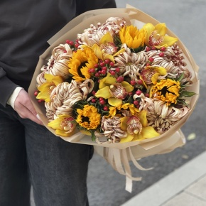 Букет "Биркин" из подсолнухов, орхидей, гиперикума, хризантем Виена в Зарайске