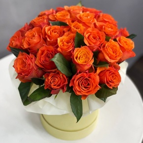 Композиция в шляпной коробке из 25 роз огненных роз в Зарайске