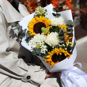 Букет "Солнечный цветочек" из подсолнуха, гиперикума, хризантем и орнитагалума в Зарайске