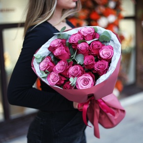 Букет из 15 роз Космик с эвкалиптом (50 см) в Зарайске