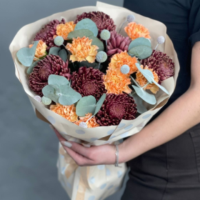 Букет "Персиковый раф" из хризантем Бигоуди, краспедии и диантусов в Зарайске