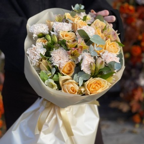 Букет "Пломбирный" из роз Аваланж, диантусов, альстромерий и эвкалипта в Зарайске