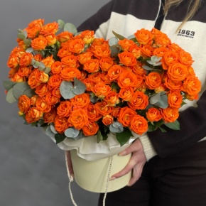 Композиция в шляпной коробке "Закат" из кустовых роз и эвкалипта в Зарайске