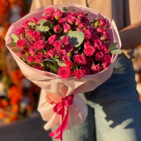 Букет из 15 кустовых малиновых роз и эвкалипта (40 см) в Зарайске
