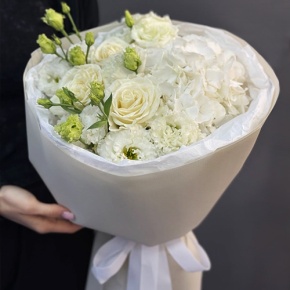 Букет "Нега" из Голландской гортензии, роз и эустом в Зарайске