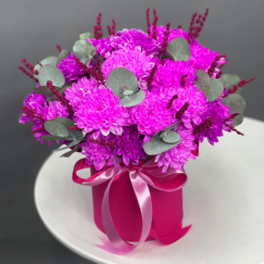 Композиция в шляпной коробке "Магия розового" из хризантем и лаванды в Зарайске