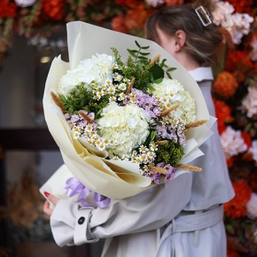 Букет "Zero" из хризантем сантини и гортензий в Зарайске