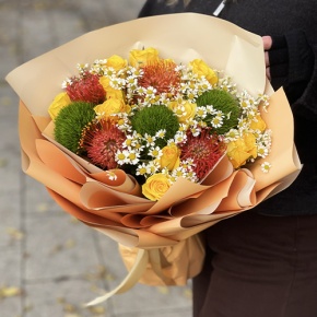 Букет "Зельда" из диантусов Lux, лимонных роз, лейко и ромашек в Зарайске
