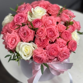 Композиция в шляпной коробке из белых и кустовых коралловых роз в Зарайске