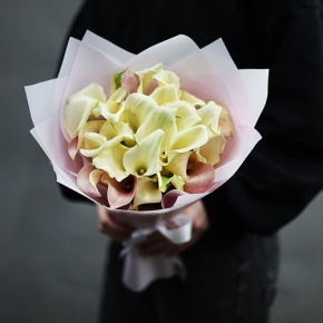 Букет из 25 калл нежный микс в Зарайске