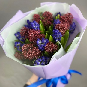 Букет "Твой яркий день" из гиацинтов и скиммии в Зарайске
