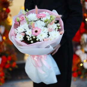 Букет "Интонации" из гербер, эустом и хризантем в Зарайске