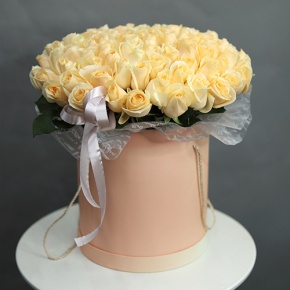 Композиция в шляпной коробке из 101 кремовой розы в Зарайске