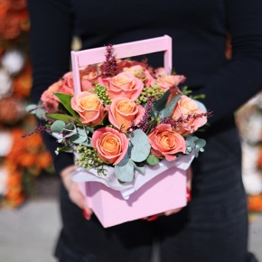 Композиция в ящике из роз Мисс Пигги и капса в Зарайске