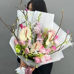 Авторский букет с антуриумами, ранункулюсами и цветущими ветками магнолии в Зарайске