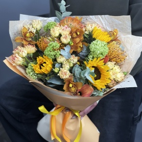 Букет "Сочиняй мечты" из подсолнухов, лейко, вибирнума, орхидей, калл, кустовых роз и талинума в Зарайске