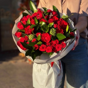 Букет "Всё возможно" из кустовых роз, скиммии, роз Эль Торо и рускуса в Зарайске