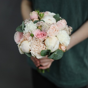 Свадебный букет диантусов, пионов, роз и озатамнуса в Зарайске