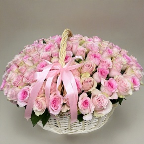 Композиция в корзине из 101 кенийской розы нежный микс (40 см) в Зарайске