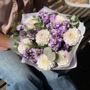 Букет "Совершенство" из георгин и ароматных маттиол в Зарайске