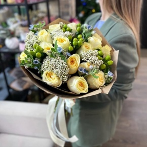 Букет "Мичиган" из пионовидных роз Баттеркап, озатамнуса, оксипеталума и гиперикума в Зарайске