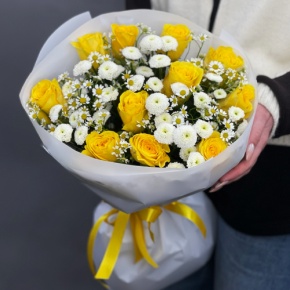 Букет "Синди" из лимонных роз, ромашек и хризантем сантини в Зарайске