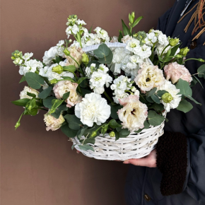 Композиция в корзине "Фея" из маттиол, диантусов, эустом и эвкалипта в Зарайске