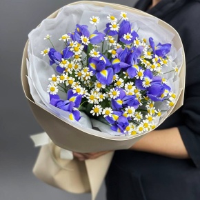 Букет из ирисов и ромашек в Зарайске