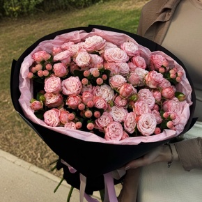 Букет из кустовых роз Бомбастик и гиперикума (50 см) в Зарайске